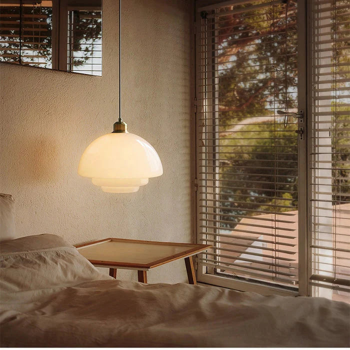 Luce a sospensione in vetro bianco latte