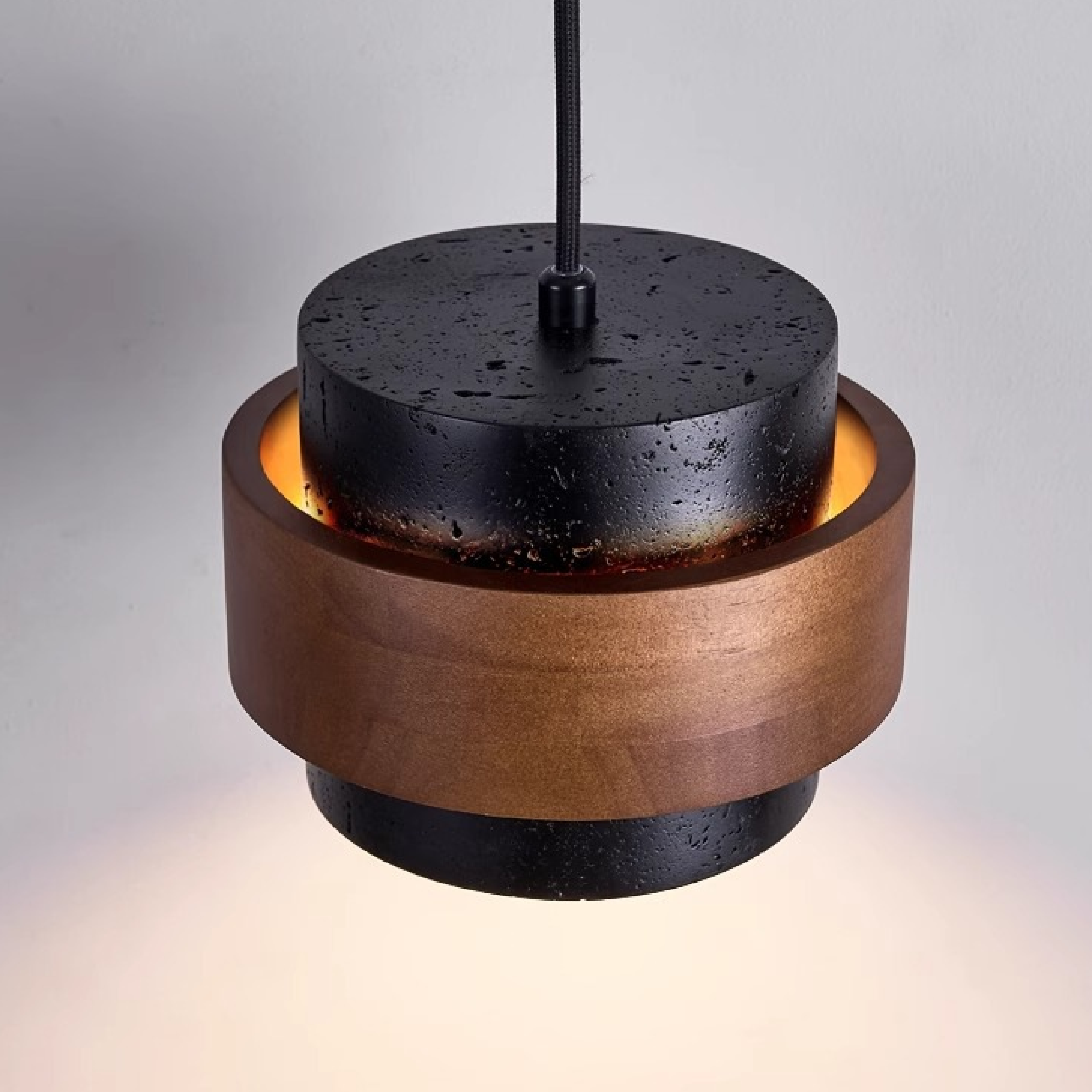 Luce a sospensione in travertino nero