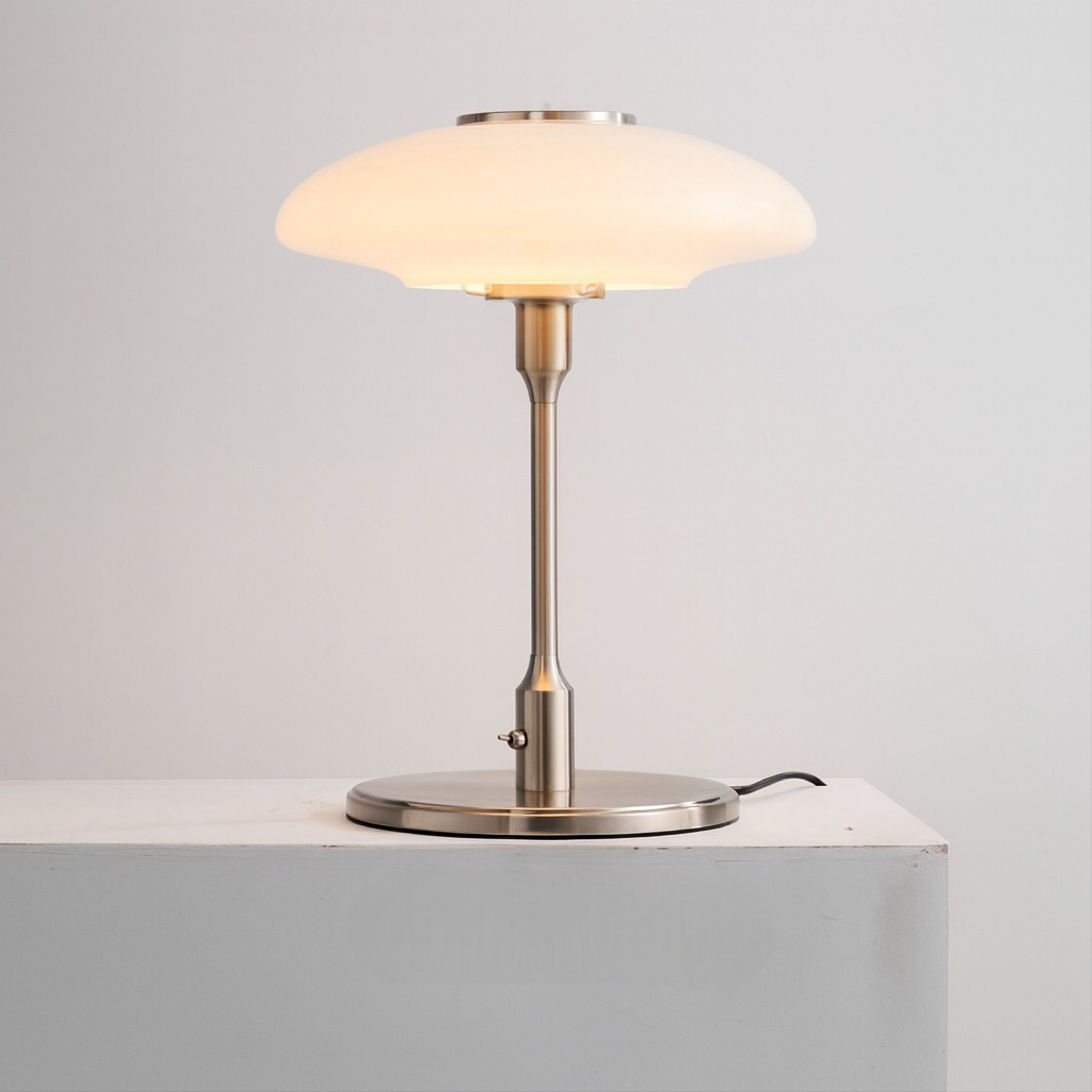 Lampada da tavolo di design svedese