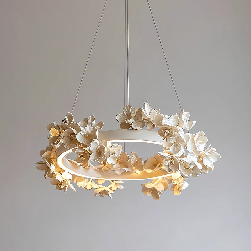 Lampadario con fiori in ceramica