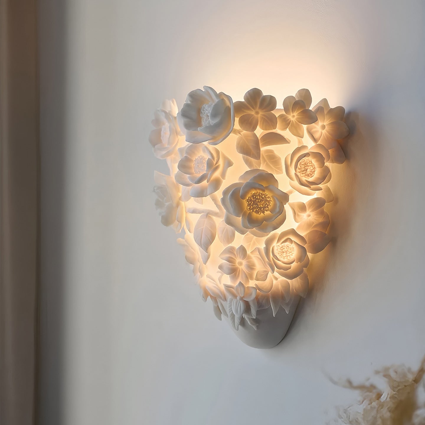 Lampada da parete a fiori in ceramica