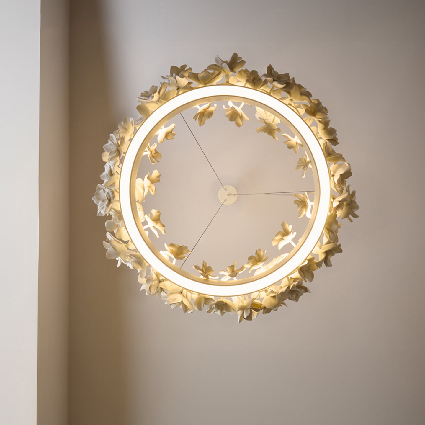 Lampadario con fiori in ceramica