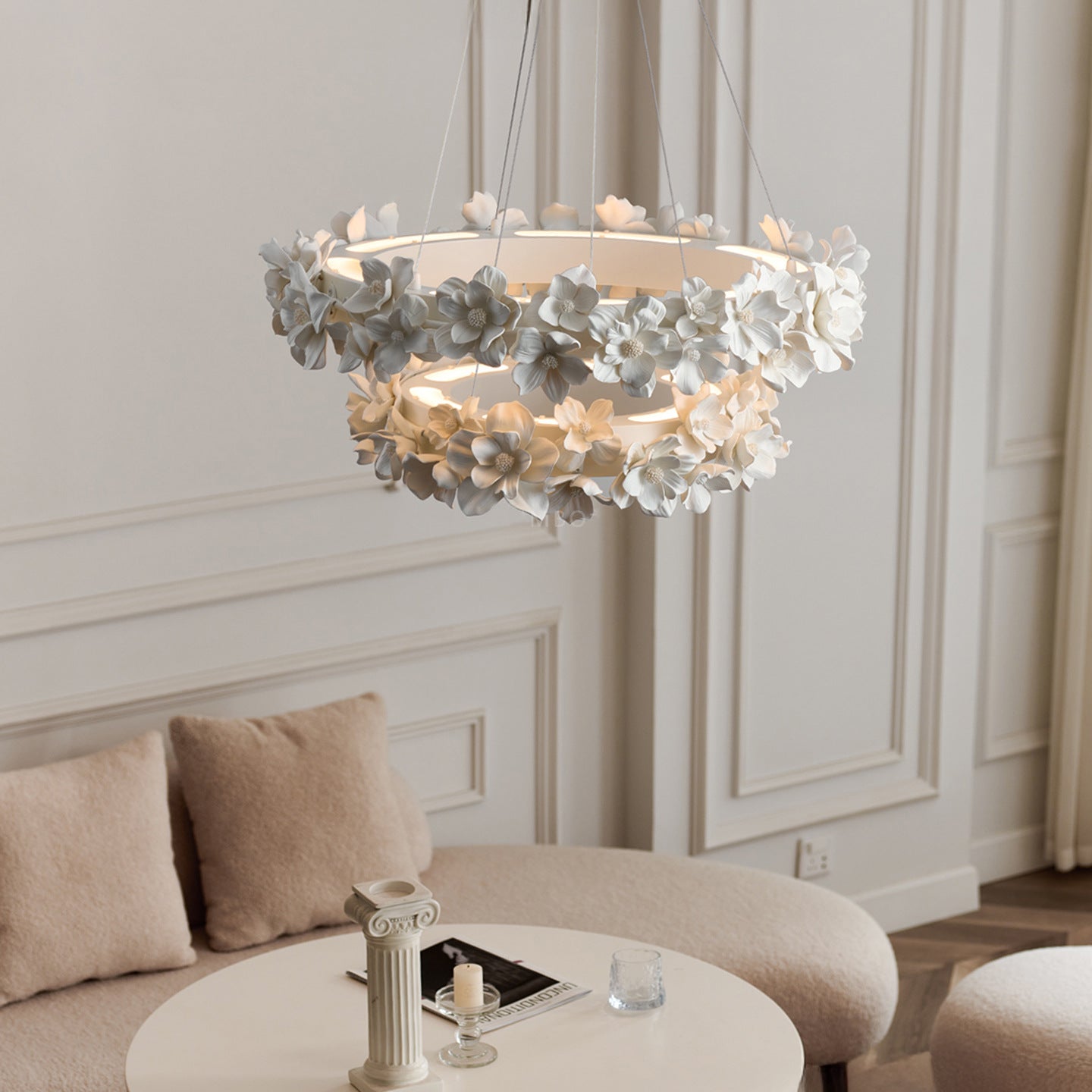Lampadario con fiori in ceramica