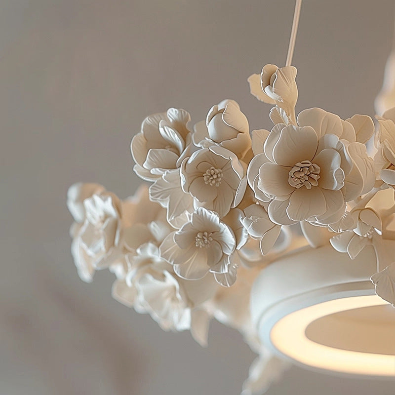 Lampadario con fiori in ceramica