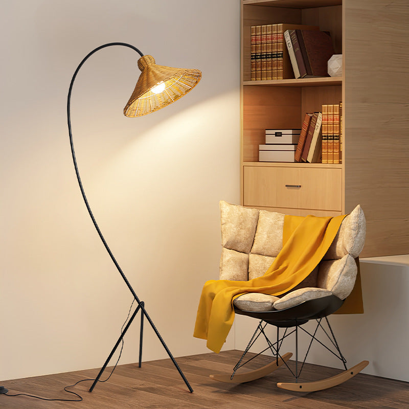 Lampada da terra con cappuccio in bambù