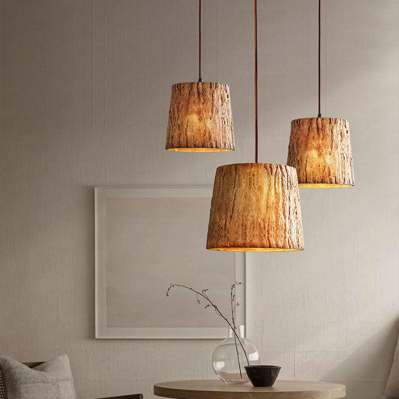 Lampada a sospensione con tronco di legno