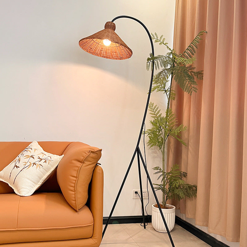 Lampada da terra con cappuccio in bambù