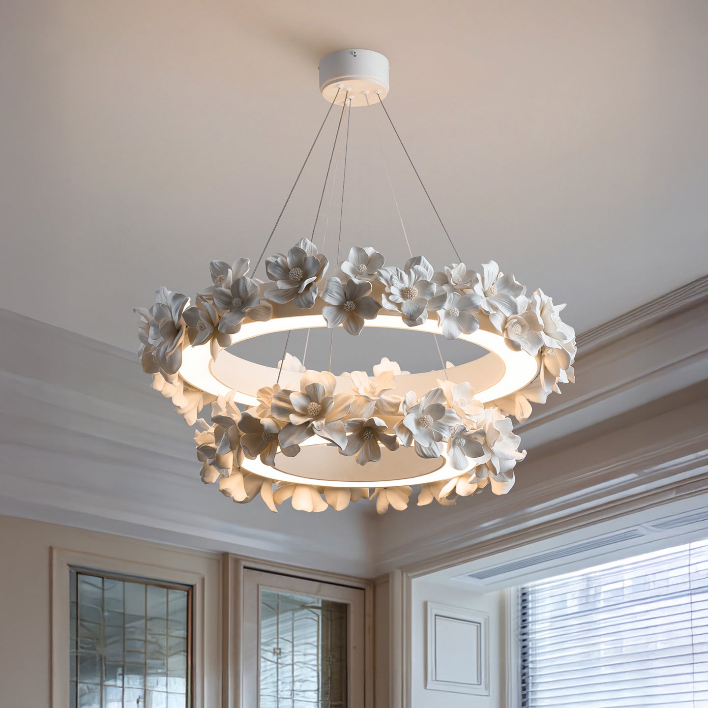 Lampadario con fiori in ceramica