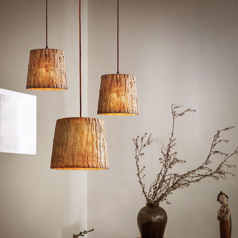 Lampada a sospensione con tronco di legno