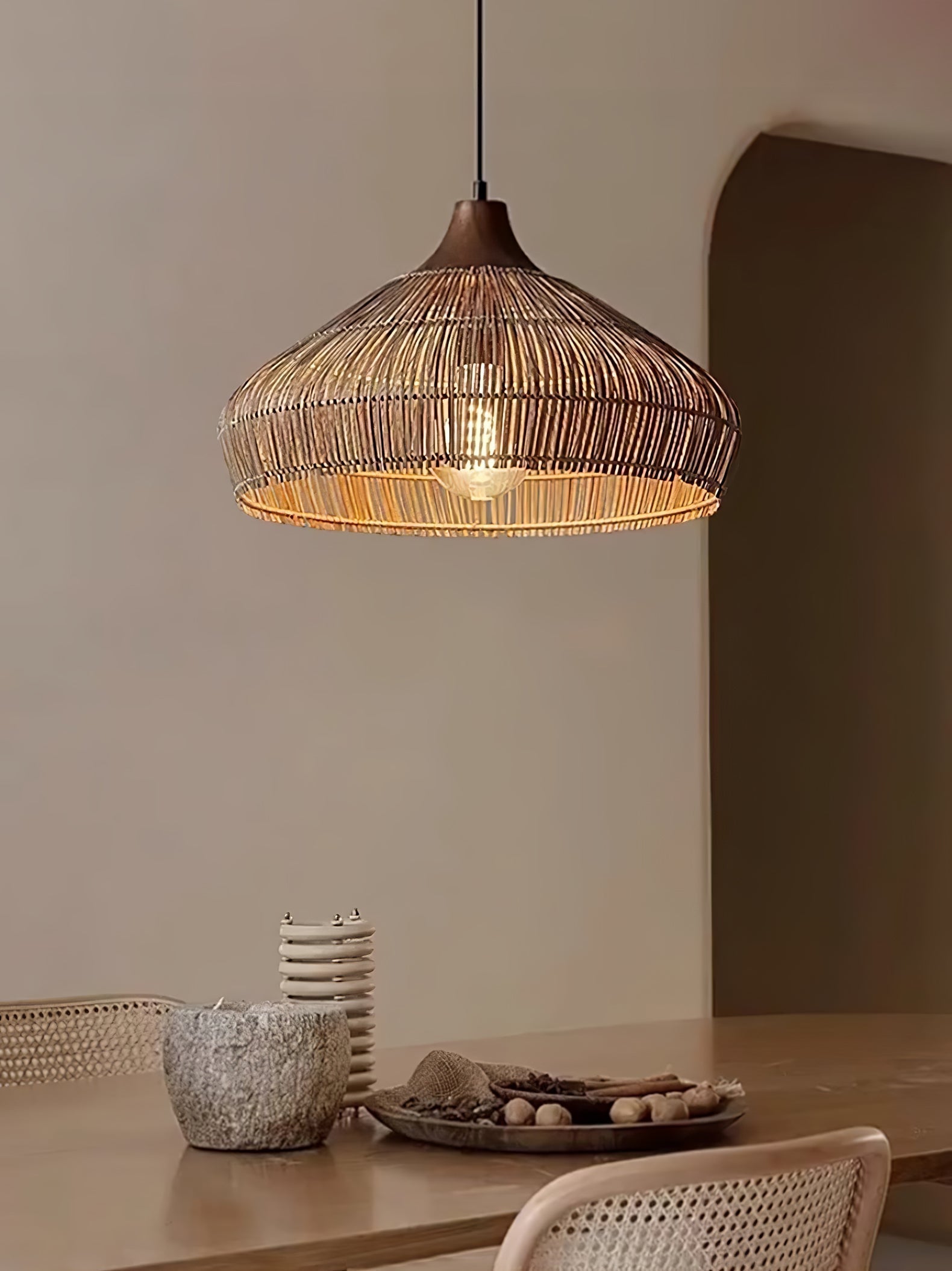 Luce a sospensione in vimini e rattan