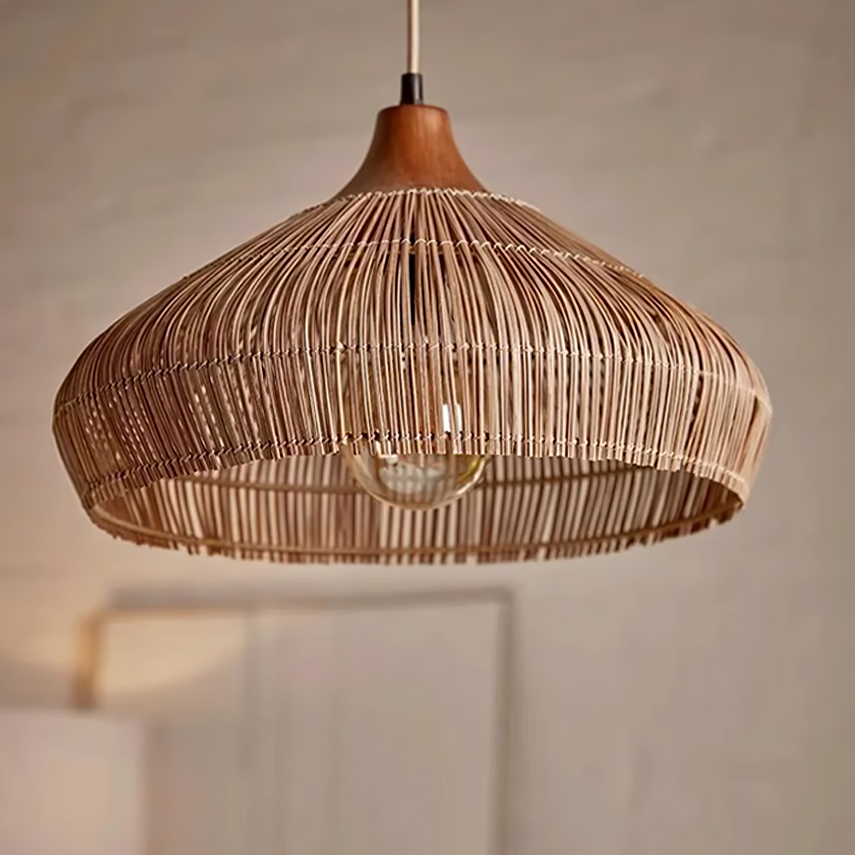 Luce a sospensione in vimini e rattan