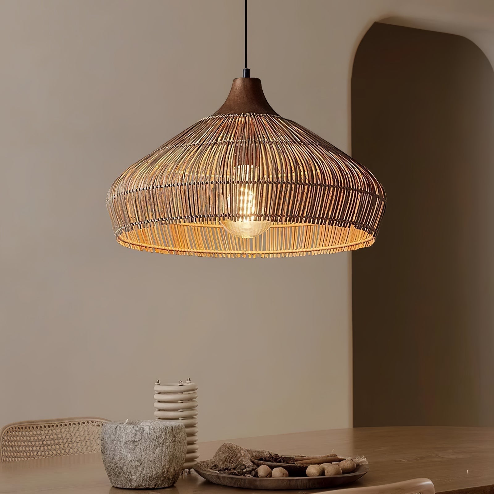 Luce a sospensione in vimini e rattan