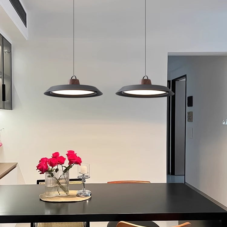 Lampada a sospensione scandinava in legno e metallo