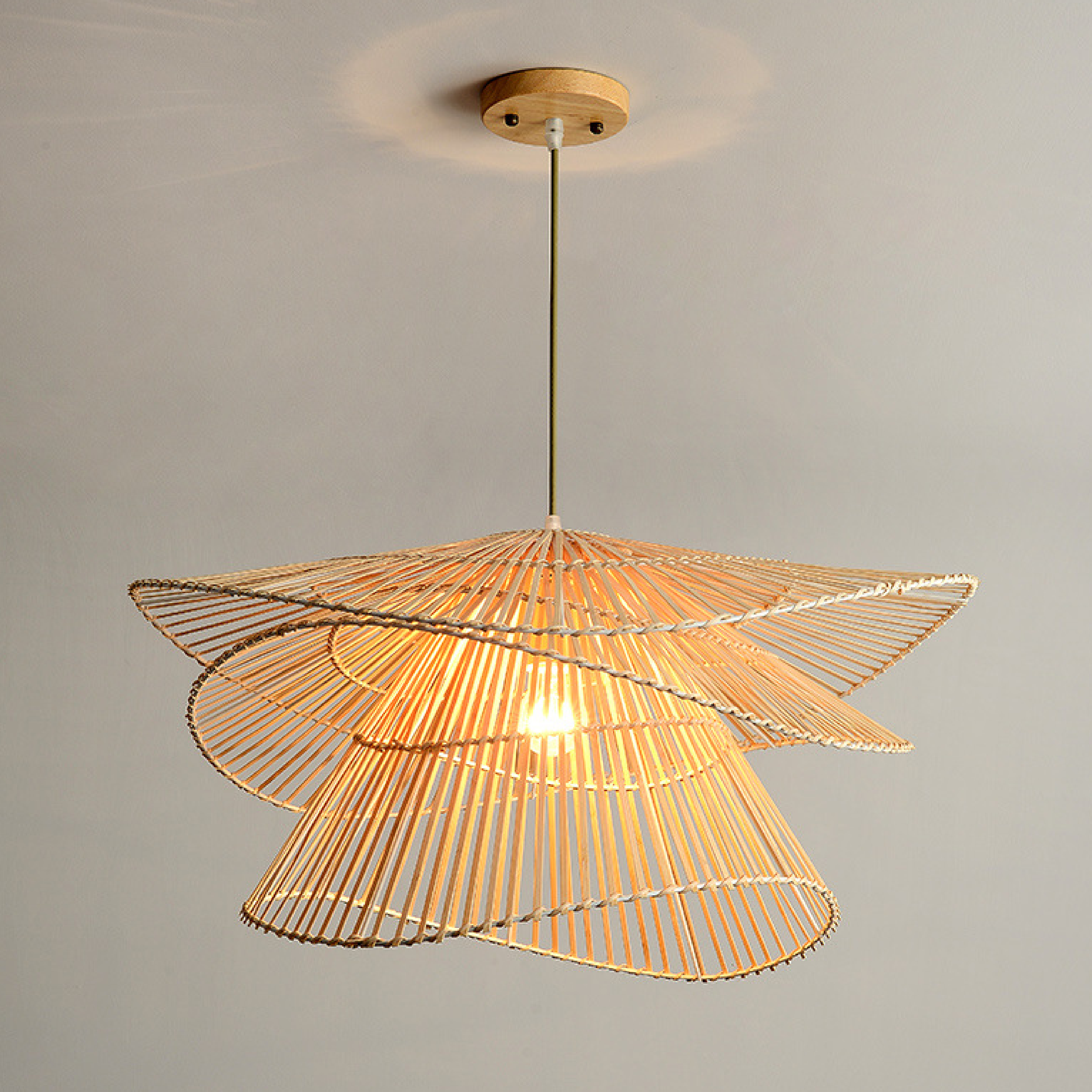 Luce a sospensione in legno di rattan